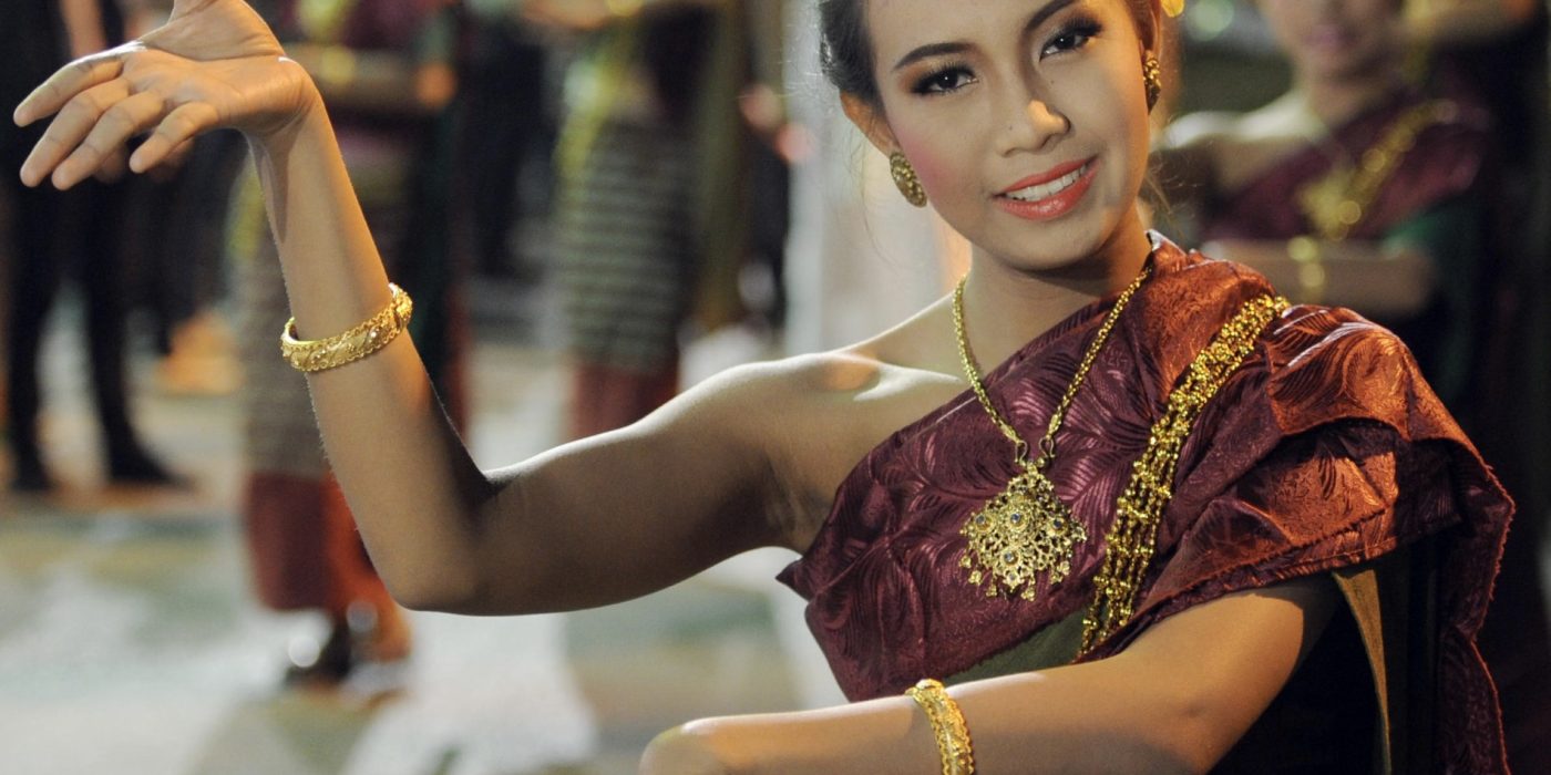 DACYBG Women dressed in extravagant traditional Thai costumes dance at a parade during the festival of lights Loy Krathong in Chiang Mai, Thailand, 10 November 2011. The festival is celebrated in the whole country during full moon of the twelfth month of the year and originates from a Hindu tradition. Photo: Jens Kalaene